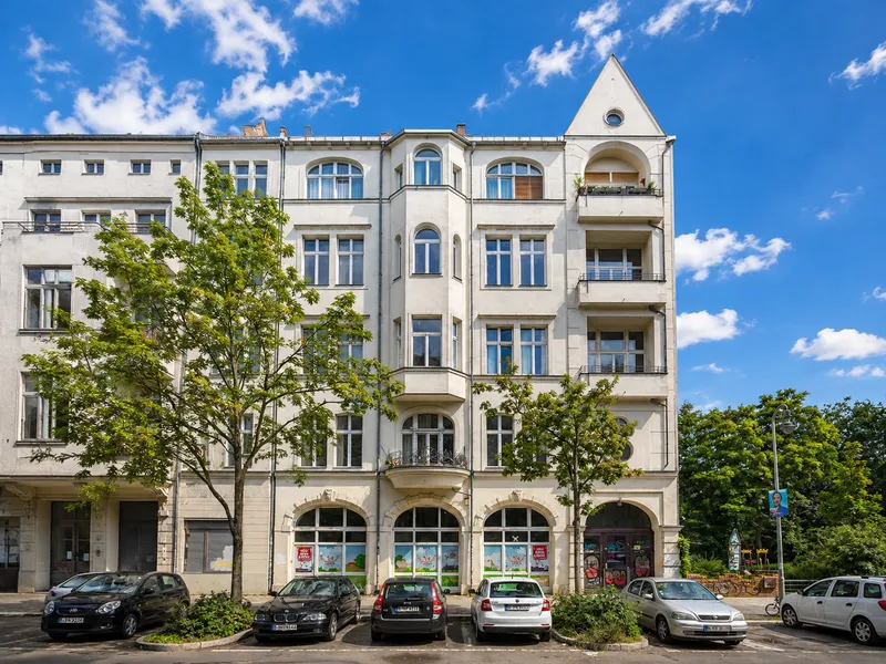 Historischer Charme trifft Großstadtflair – Großzügige Altbauwohnung mit Balkon — photo 1